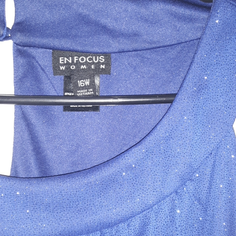 A long sparkly blue prom dress - Picture 2 of 3